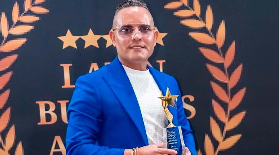 El Doctor de las Celebridades gana Premio Especial en “Latin Bussines Awards 2025"