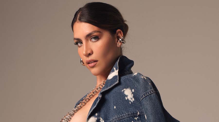 Hanna deslumbra en la alfombra azul de los Premios Tu Música Urbano 2025 al ritmo de “Pura Vida”