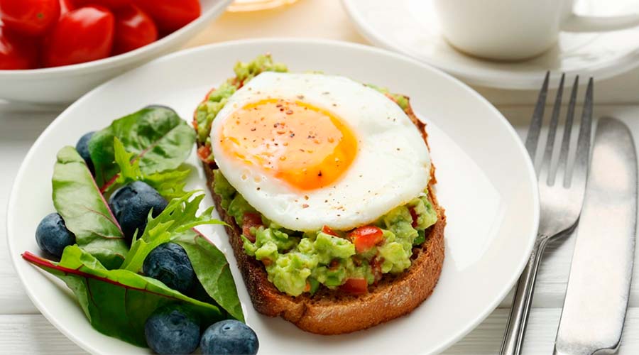 Alimentos para el desayuno que un neurólogo recomienda para proteger el cerebro